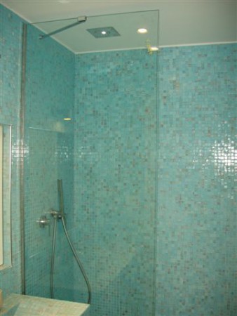 Douche en mosaïques avec "ciel de pluie"